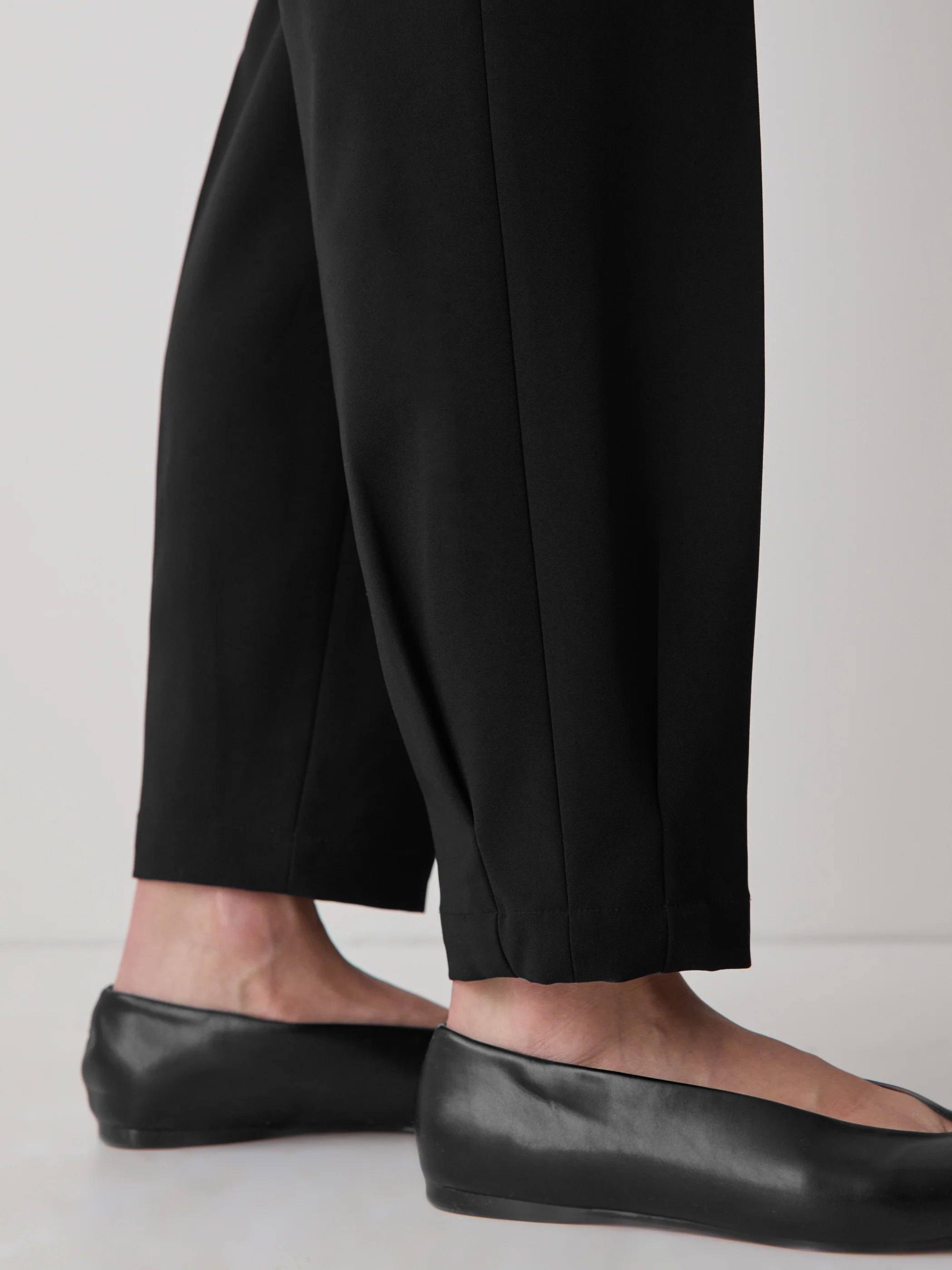 Black Mid-Rise Tapered-Leg Flowy Jogger Pant - Image 4
