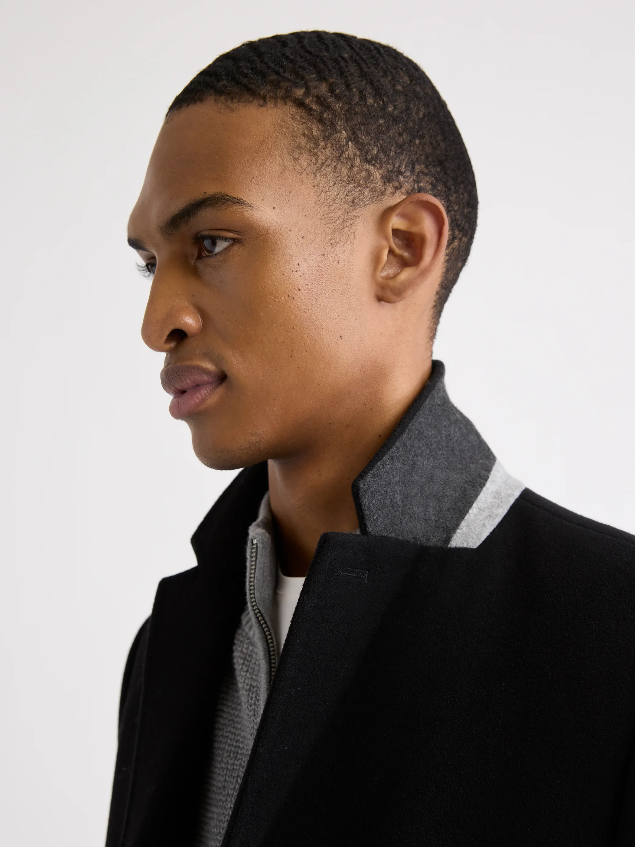 Classic Wool Coat with Tailored Collar - Image 6