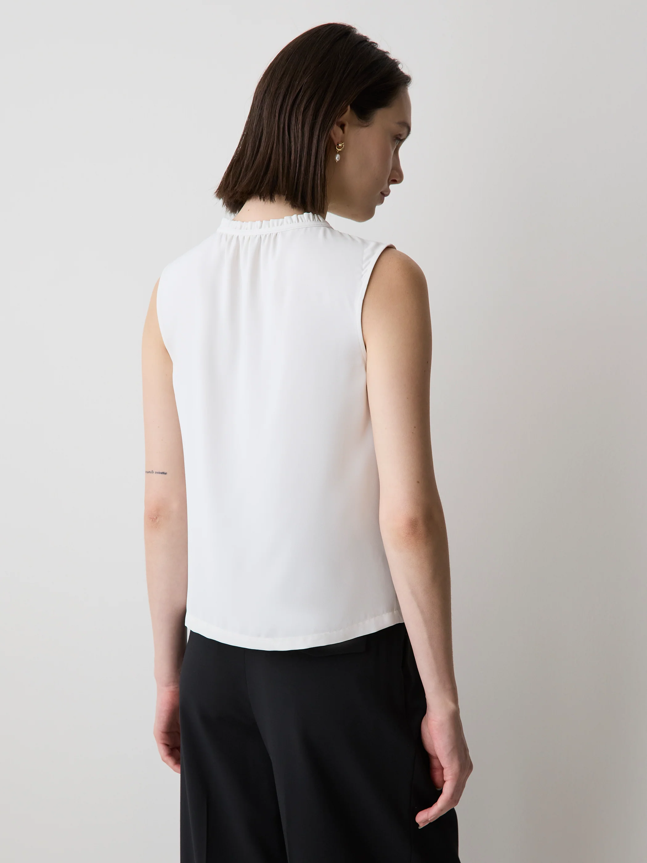 Sleeveless Buttoned-Down Blouse - Image 3