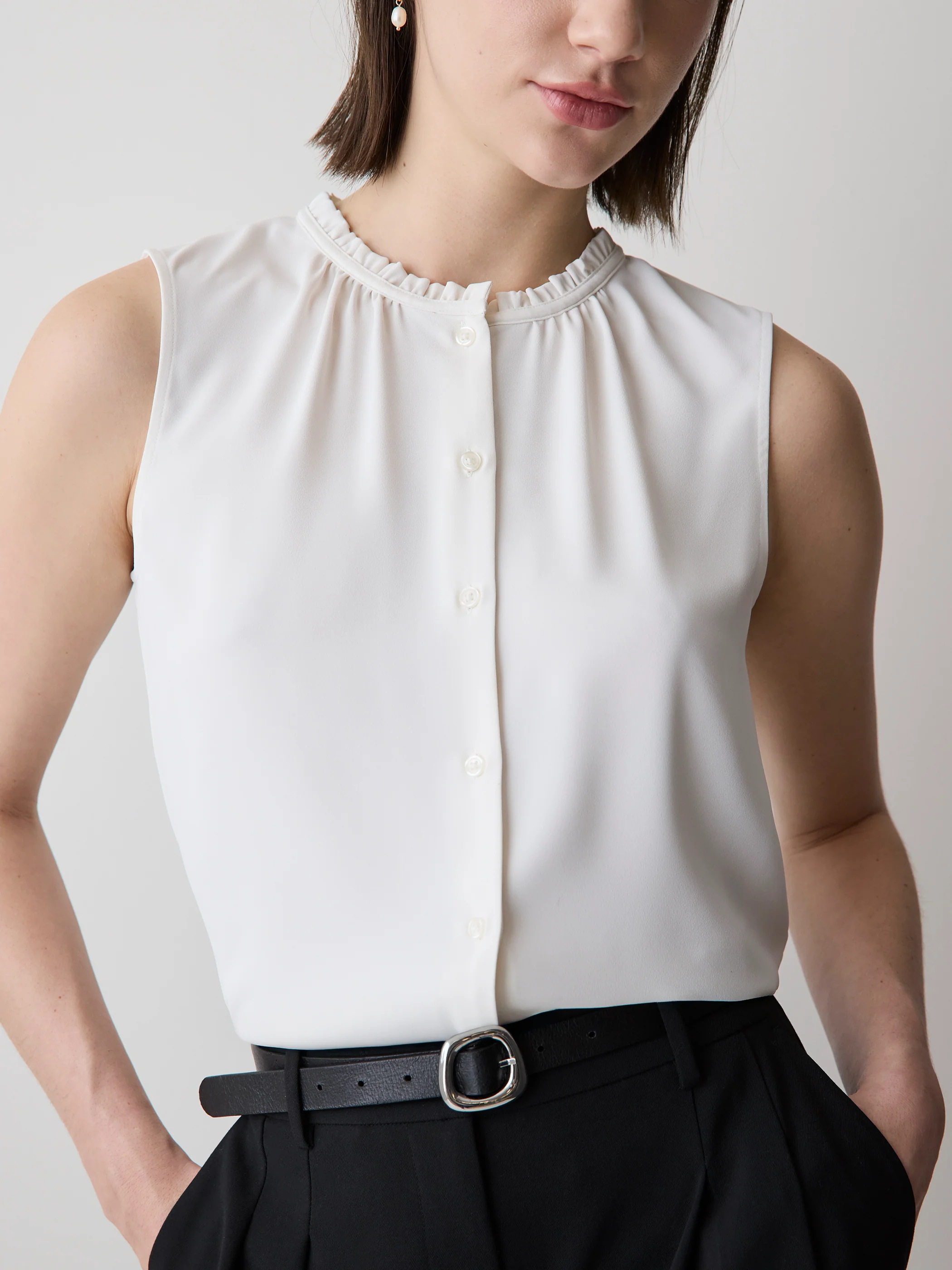 Sleeveless Buttoned-Down Blouse - Image 4