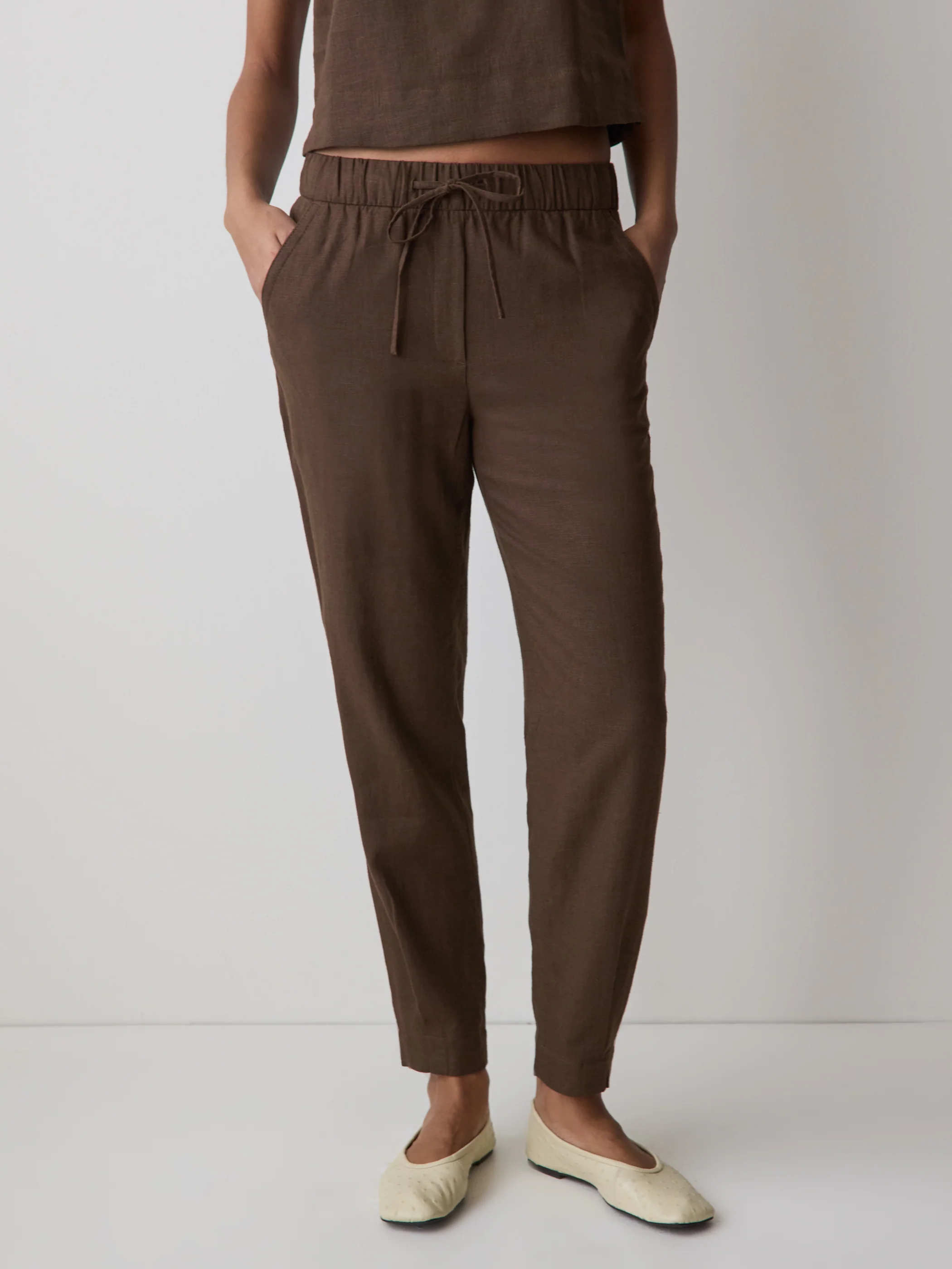 Linen Mid-Rise Tapered-Leg Jogger Pant - Image 13